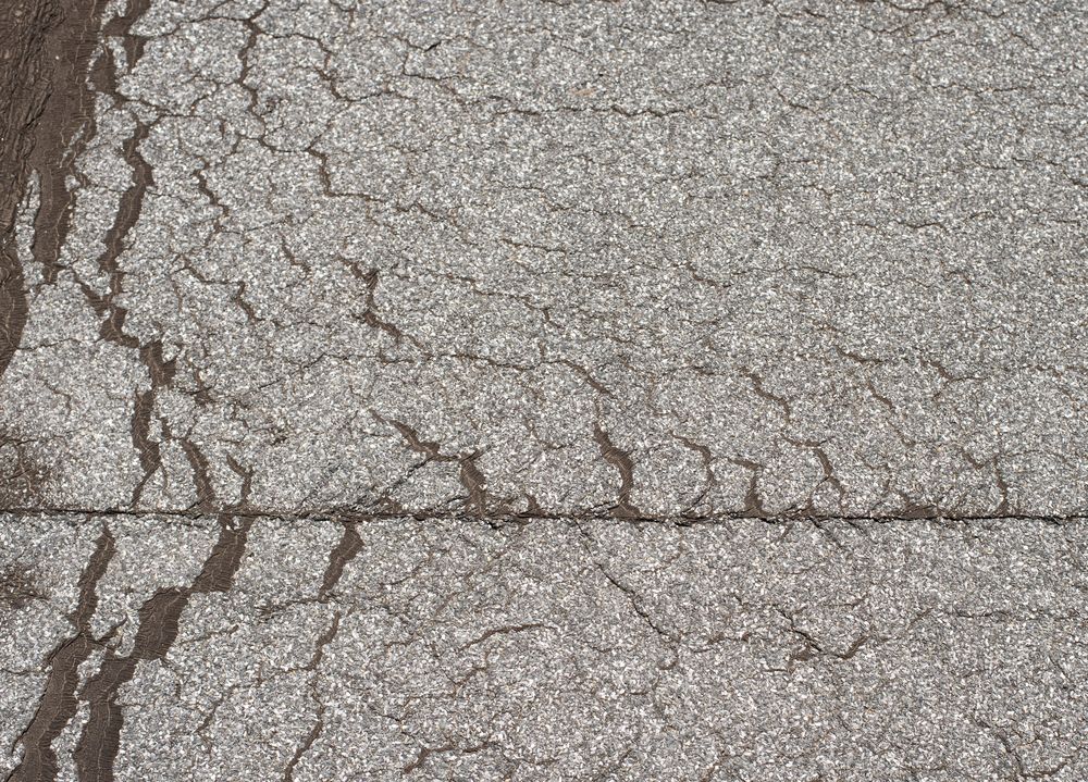 Daklekkage door scheuren in plat dak Haaren Losliggend dakleer op plat dak in Haaren